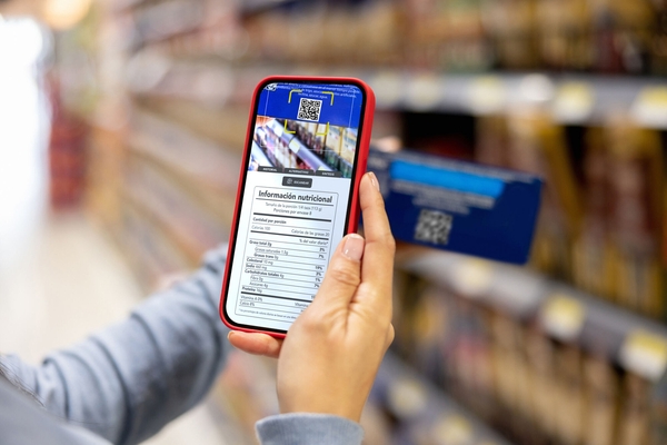 Scansione di un QR code su un prodotto di largo consumo