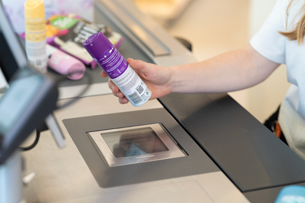 Procedura di pagamento di un prodotto dotato di QR code standard GS1 presso la cassa di un negozio dm-drogerie markt
